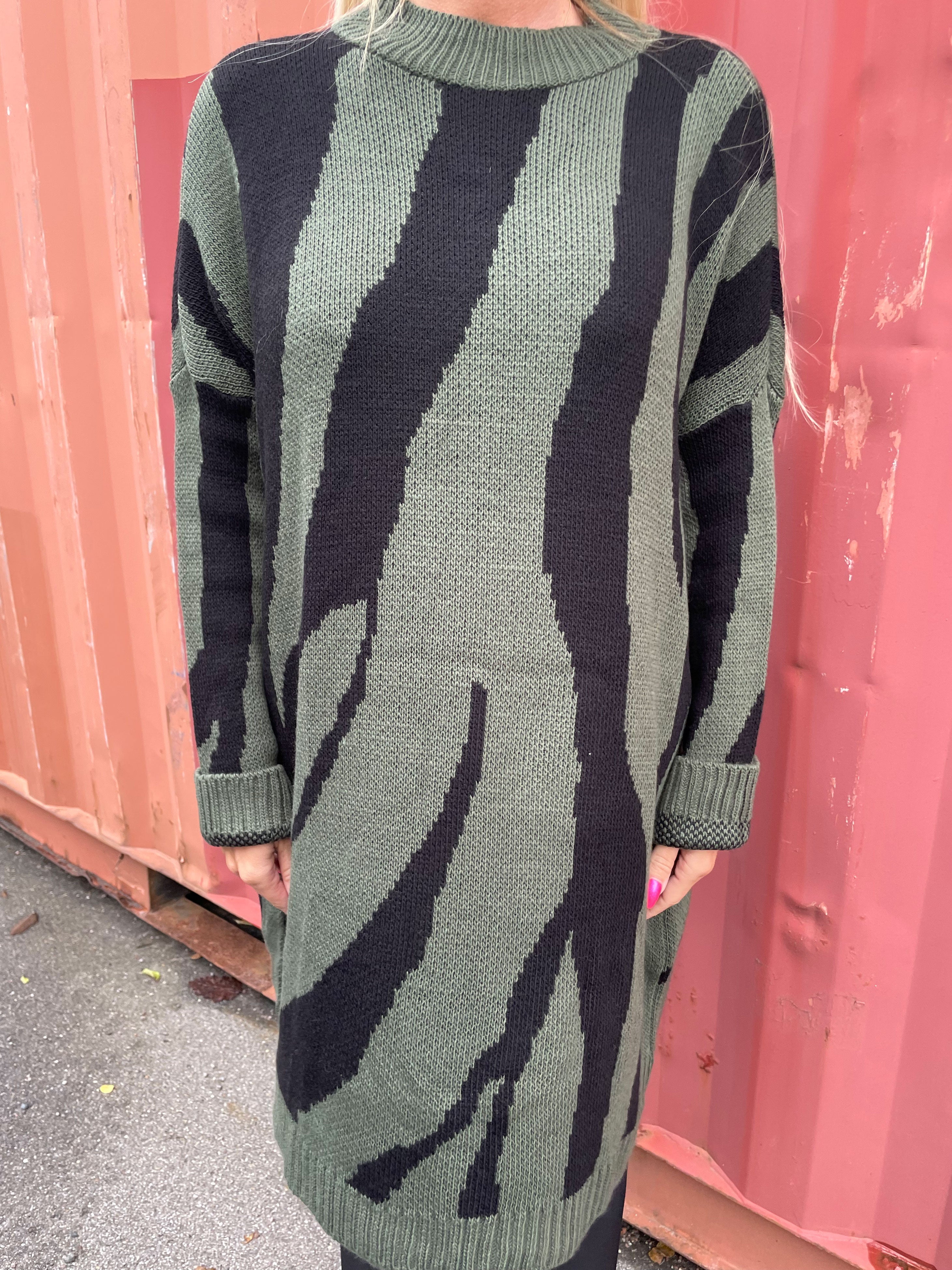 Katya - Blød strikkjole med stort zebramønster